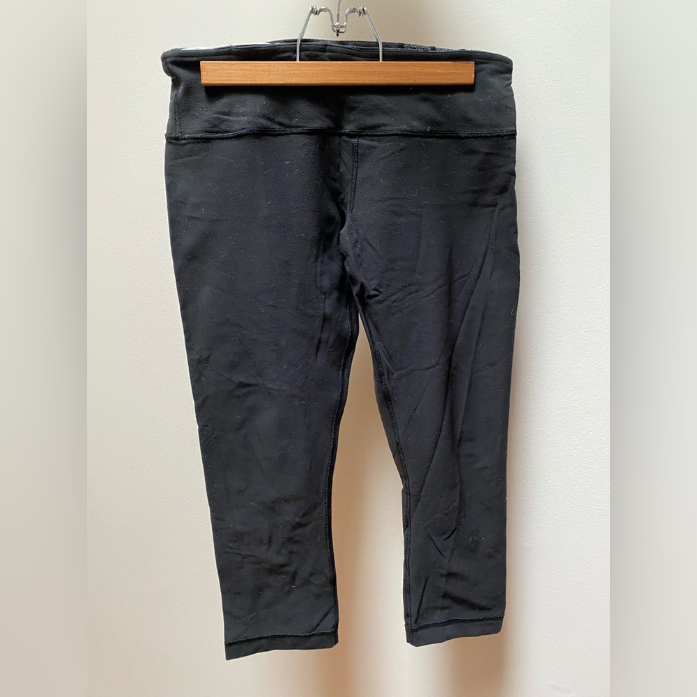 Lululemon Wunder Under black crops Size 8 — reversible